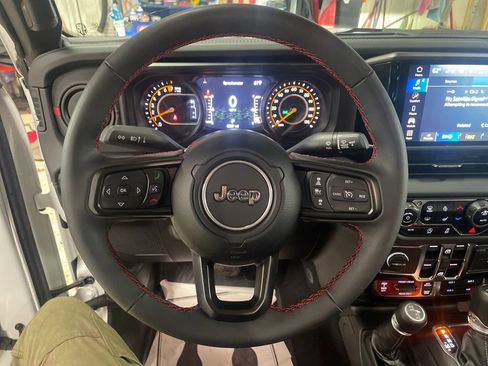 Certified 2024 Jeep Gladiator Rubicon w/ Safety Group AWD/4WD image 20