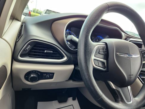 Used 2021 Chrysler Voyager Lxi FWD image 22