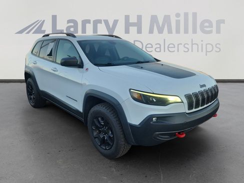Used 2019 Jeep Cherokee Trailhawk w/ Cold Weather Group image 8