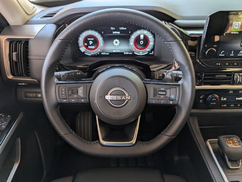 Used 2025 Nissan Pathfinder Platinum image 25