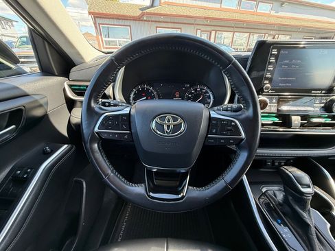 Used 2020 Toyota Highlander XLE image 13