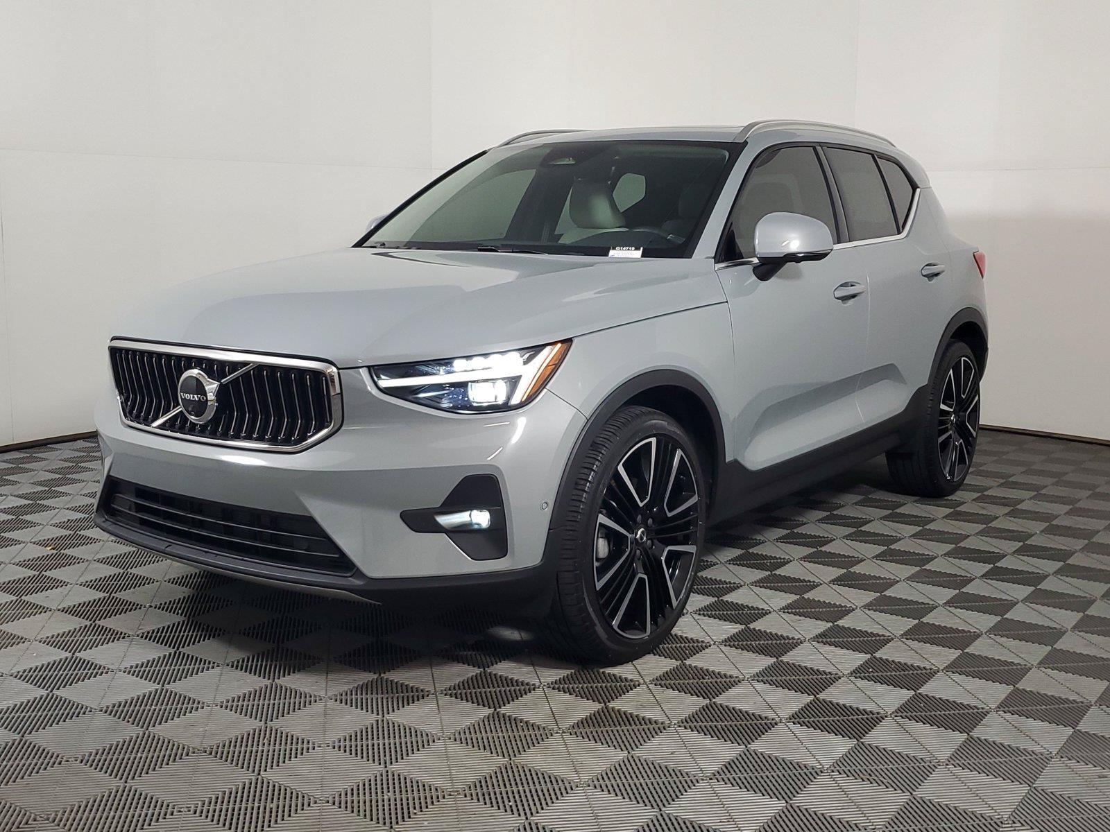 Used 2024 Volvo XC40 B5 Ultimate w/ Protection Package Premier AWD/4WD image 3