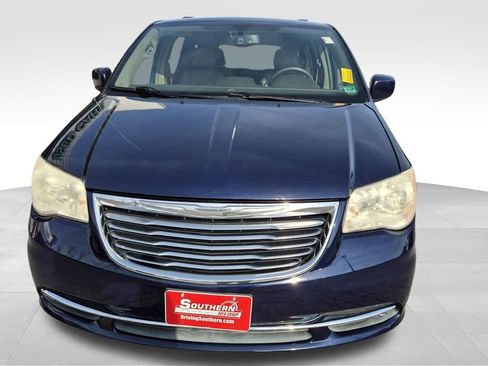 Used 2013 Chrysler Town & Country Touring image 14