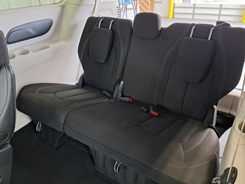 Used 2023 Chrysler Voyager LX image 31