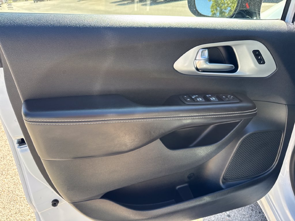 Used 2026 Chrysler Pacifica Limited FWD image 19