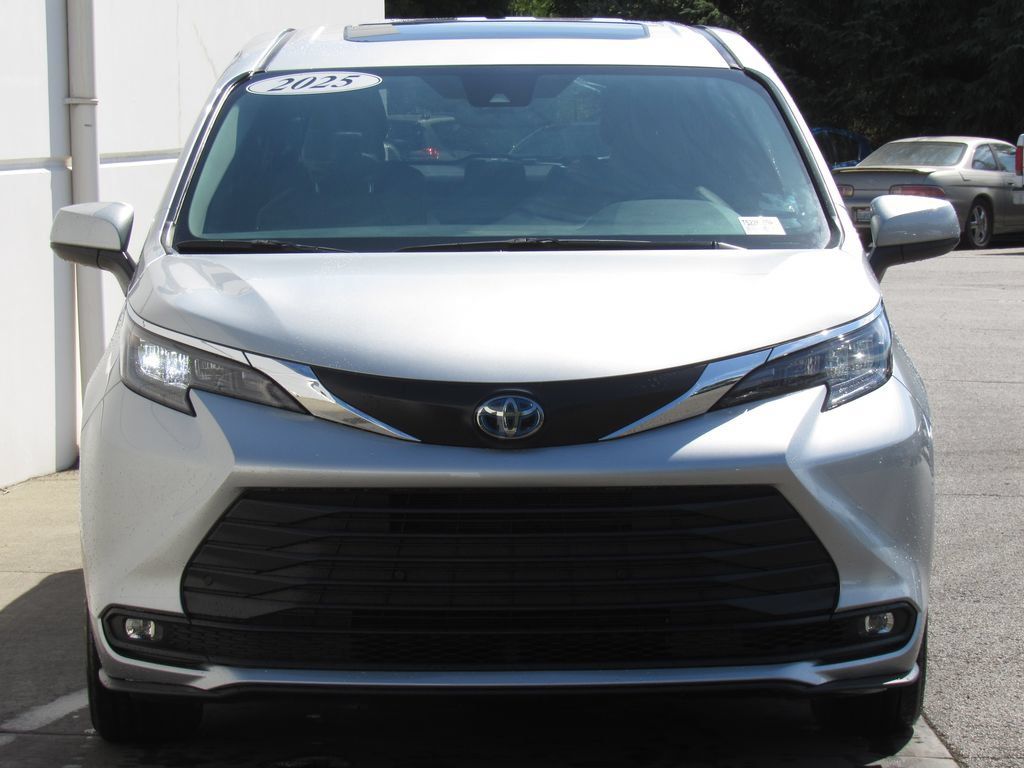 Certified 2025 Toyota Sienna XLE FWD image 3