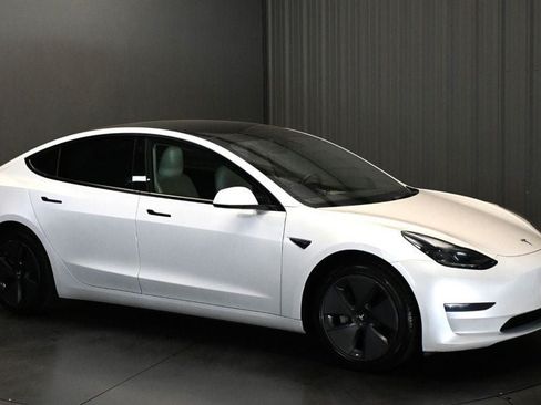 Used 2023 Tesla Model 3 Standard Range RWD image 3
