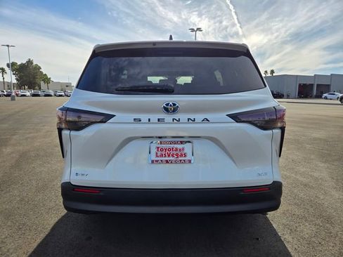Used 2025 Toyota Sienna XLE image 5