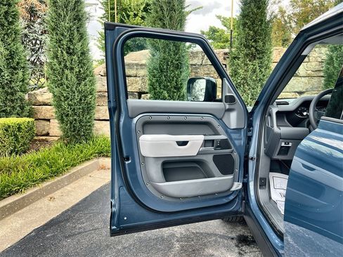 Used 2025 Land Rover Defender 110 S image 17
