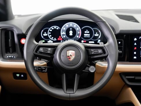 Used 2025 Porsche Cayenne image 13