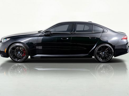 Used 2025 BMW M5 w/ Executive Package image 16