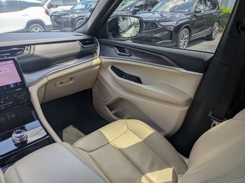Used 2023 Jeep Grand Cherokee L Limited w/ Luxury Tech Group II RWD image 18