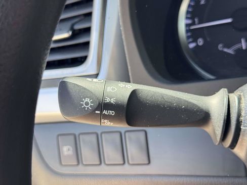 Used 2019 Toyota Highlander LE AWD/4WD image 28