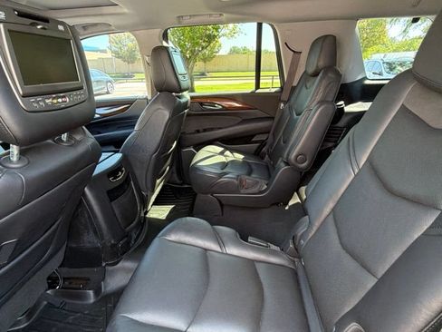 Used 2018 Cadillac Escalade Luxury RWD image 9