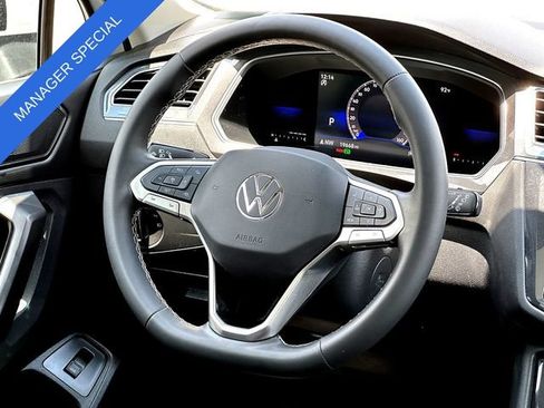 Used 2022 Volkswagen Tiguan SE w/ Panoramic Sunroof Package FWD image 31