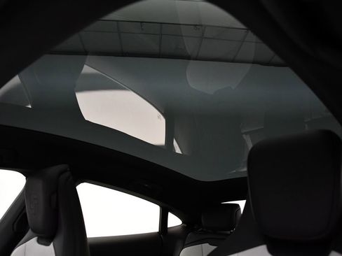 Used 2025 Porsche Taycan image 17