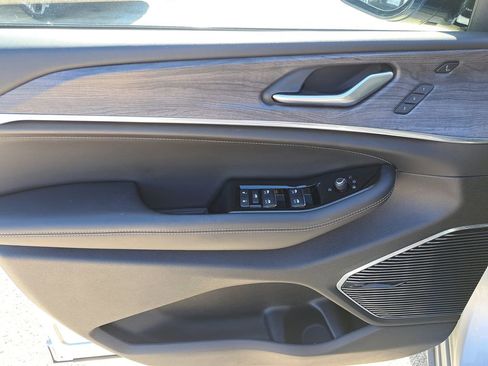 Used 2022 Jeep Grand Cherokee Overland w/ Luxury Tech Group IV image 15