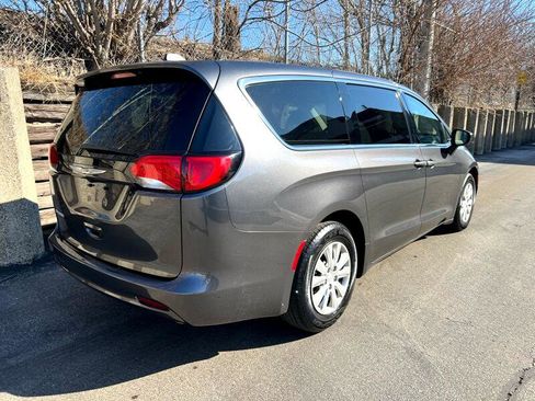 Used 2020 Chrysler Voyager L image 11