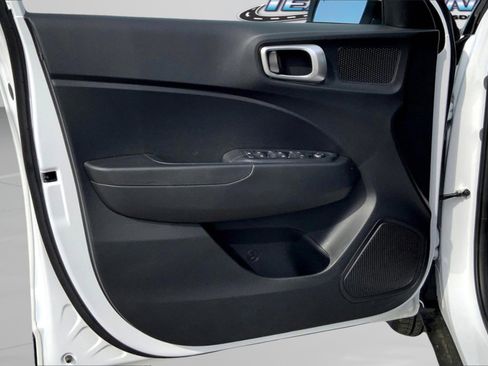 New 2025 Hyundai Venue SEL image 19