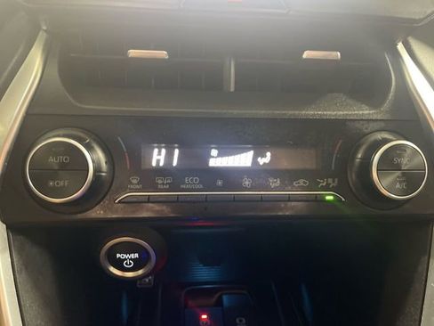 Used 2023 Toyota Venza LE image 18