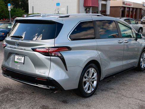 Used 2021 Toyota Sienna Platinum image 16