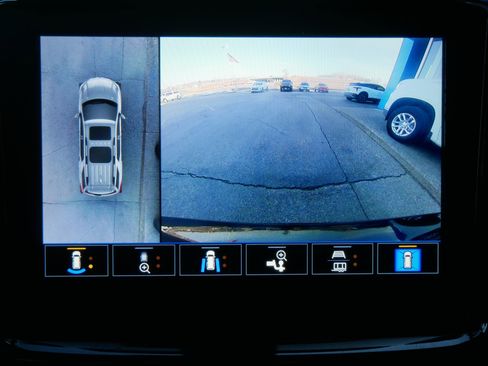 Certified 2023 Chevrolet Traverse LT w/ Rear Camera Mirror Package image 16