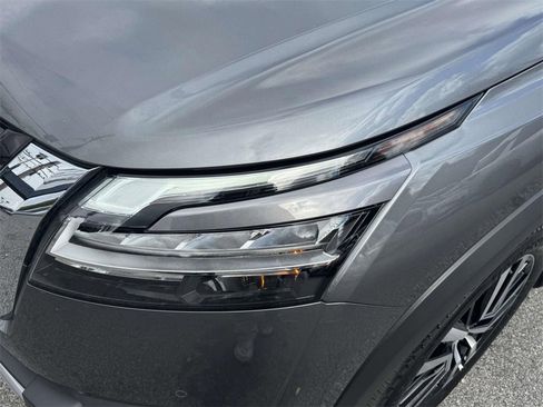 Used 2024 Nissan Pathfinder Platinum image 9