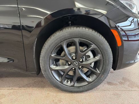 New 2026 Chrysler Pacifica Select w/ S Appearance Package image 29