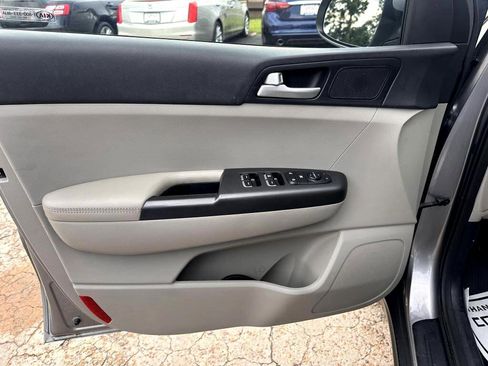 Used 2020 Kia Sportage LX image 11