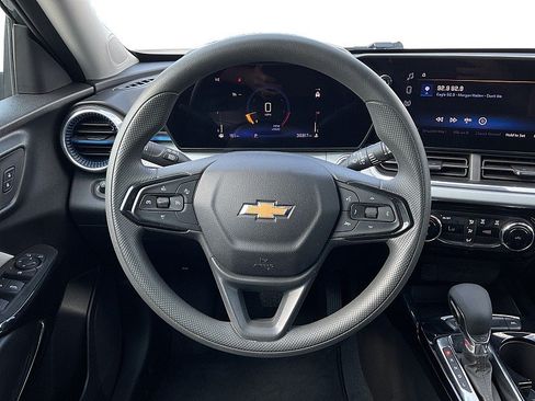 Used 2025 Chevrolet Trax LT FWD image 15