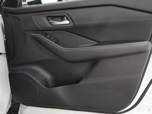 Used 2024 Nissan Rogue SV w/ SV Premium Package image 9