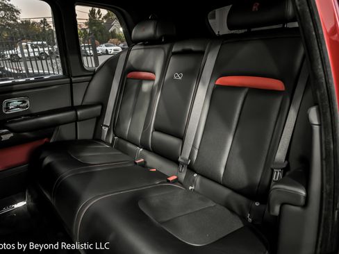 Used 2021 Rolls-Royce Cullinan Black Badge image 27