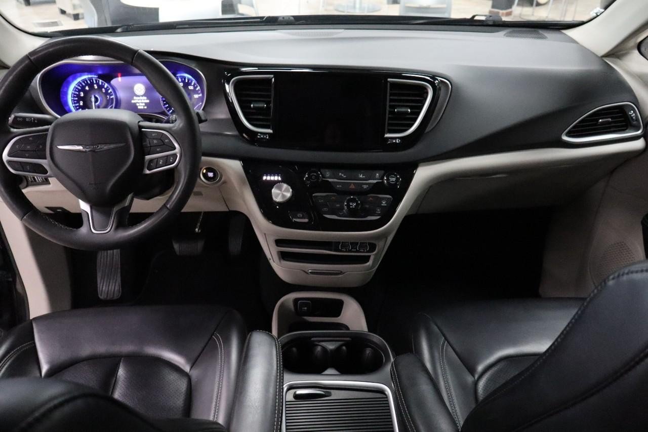 Used 2023 Chrysler Pacifica Touring-L FWD image 13