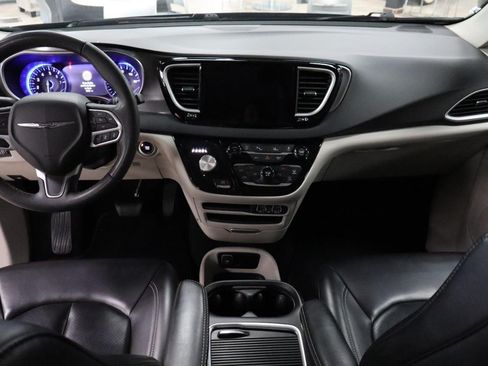 Used 2023 Chrysler Pacifica Touring-L FWD image 13