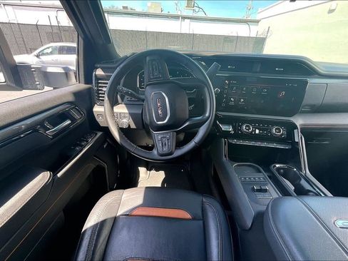 Used 2025 GMC Sierra 2500 AT4 w/ AT4 Premium Plus Package AWD/4WD image 9