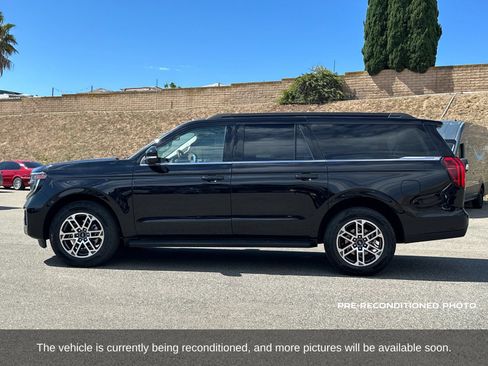 Used 2025 Ford Expedition Max Active AWD/4WD image 3