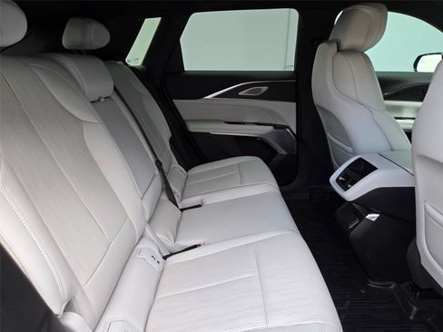 Used 2024 Cadillac Lyriq Sport RWD image 30