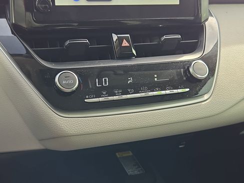 Used 2025 Toyota Corolla LE w/ LE Premium Package image 25