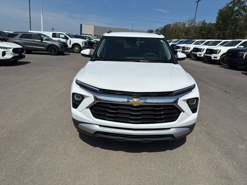 Used 2024 Chevrolet TrailBlazer LT FWD image 2