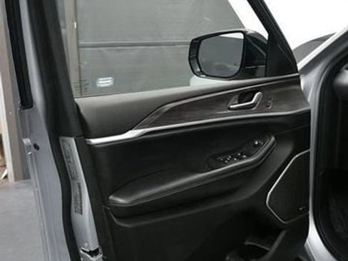 Used 2022 Jeep Grand Cherokee L Limited AWD/4WD image 9