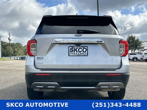 Used 2022 Ford Explorer XLT w/ Equipment Group 202A image 4
