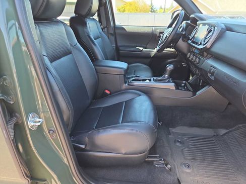 Used 2022 Toyota Tacoma TRD Off-Road w/ TRD Premium Off Road Package AWD/4WD image 22