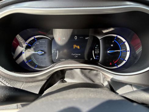 Used 2023 Chrysler Pacifica Touring-L FWD image 20