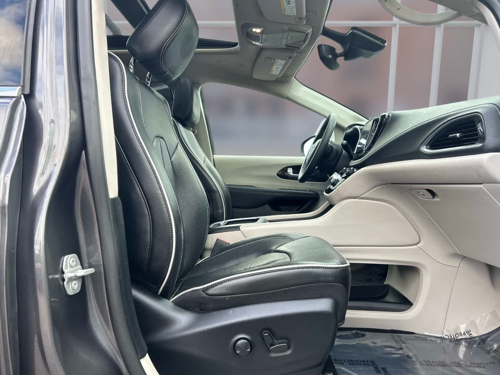 Used 2023 Chrysler Pacifica Limited FWD image 21