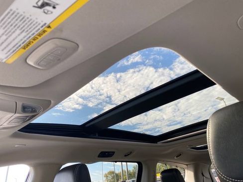 Used 2021 Chrysler Pacifica Limited image 25