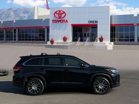 Used 2018 Toyota Highlander SE w/ Carpet Mat Package (TMS) AWD/4WD image 3