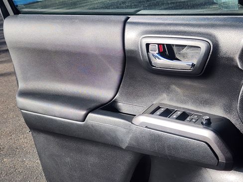 Used 2022 Toyota Tacoma TRD Off-Road w/ Technology Package image 12