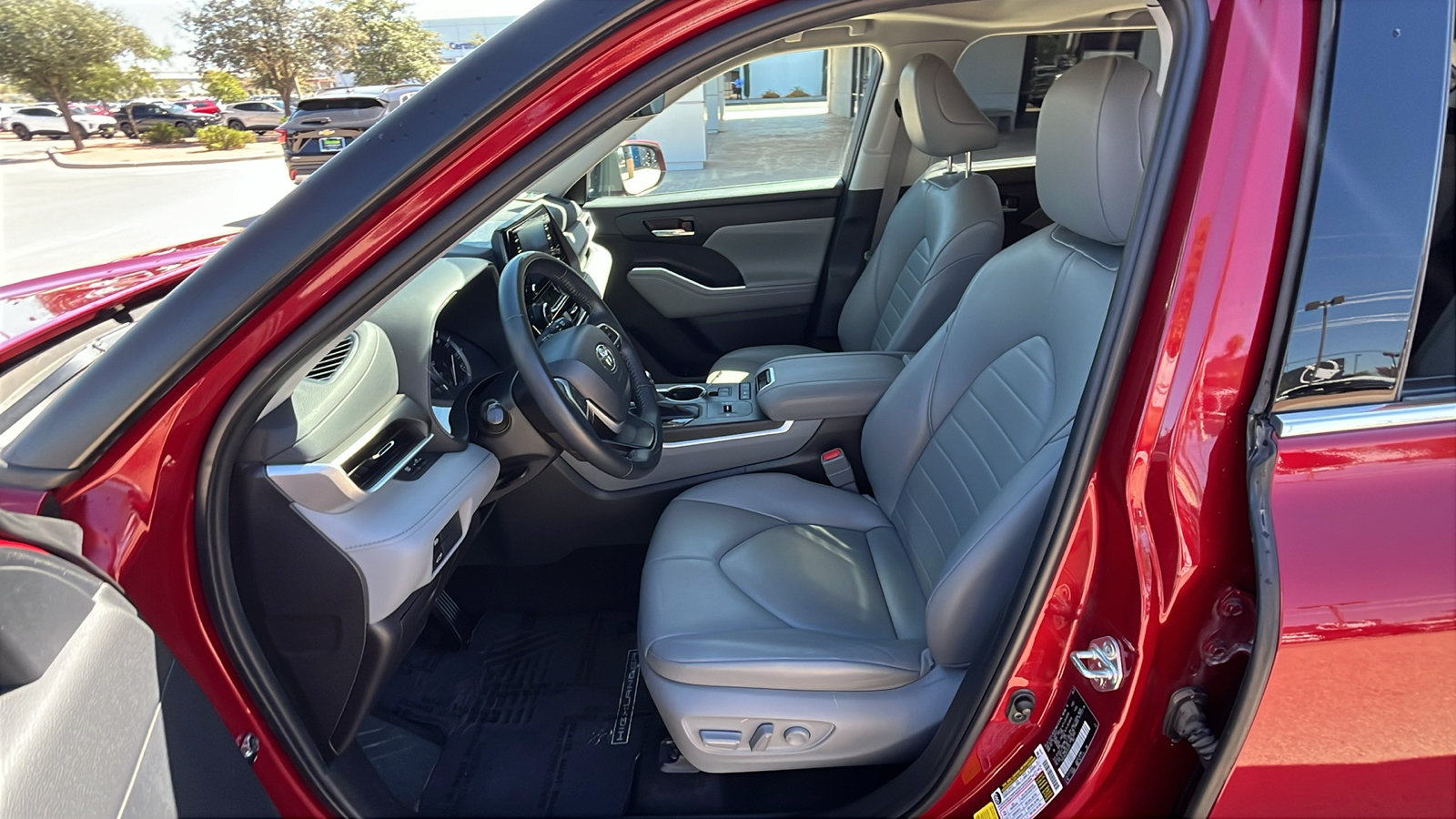 Used 2022 Toyota Highlander XLE FWD image 10
