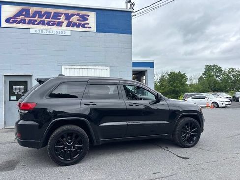Used 2017 Jeep Grand Cherokee Altitude AWD/4WD image 6
