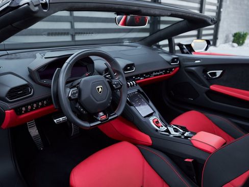 Used 2024 Lamborghini Huracan EVO image 2